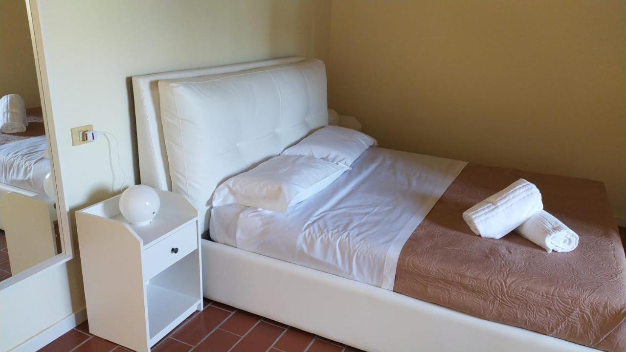 Montevecchio Apartments Монтополи-ин-Валь-д'Арно Экстерьер фото